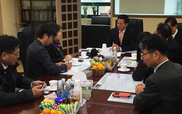 ▲ 지난 19일 서울영어마을 수유캠프 답사시찰을 위해 내한한 중국 절강성 온주교육국 대표단이 서울시의회 행정자치위원회 최조웅 행정자치위원장(송파6선거구, 왼쪽에서 네번째)과 함께 한·중 학생 교류 및 선진교육 정책과 제도 협력에 대한 시의회 차원의 지원을 협의하고 있다.ⓒYBM에듀케이션