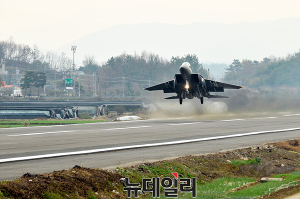 ▲ FA-50 항공기가 남지 비상활주로에 착륙하는 모습.ⓒ공군제공