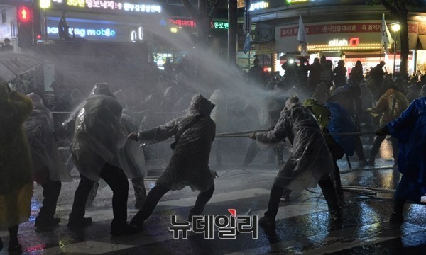 ▲ 지난달 14일 광화문 시위현장에서 불법시위대들이 경찰버스를 밧줄에 묶고 끌어내고 있다. ⓒ 정상윤 기자