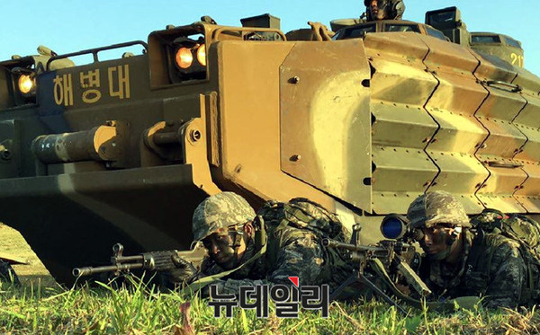 ▲ 1일 창설된 해병 9여단 소속 신속대응부대가제주도남단에서KAAV보병하차전투훈련을실시하고있다.ⓒ해병대