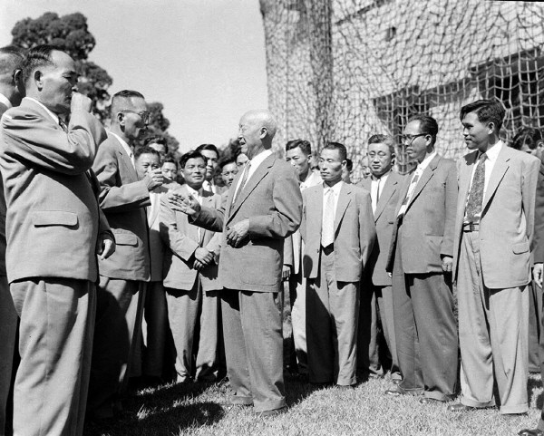 ▲ 전시에도 자유민주주의와 자유시장경제, 세계시장에 대한 확신을 놓지 않은 이승만 박사가 경기도의회 의원들과 환담을 나누고 있다. ⓒ뉴시스 사진DB