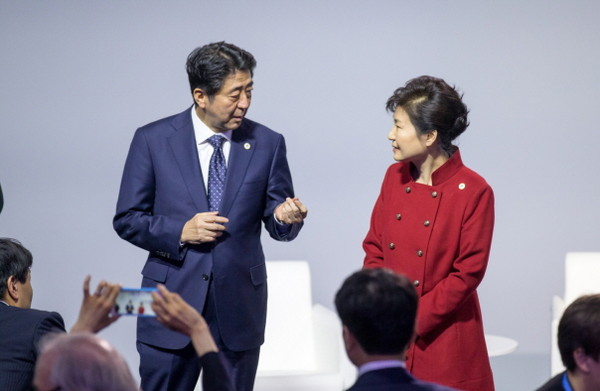 ▲ 박근혜 대통령이 30일 오후(현지시간) 파리 르부르제 공항 컨벤션 센터 넬슨만델라 오디토리움에서 열린 청정에너지 혁신 미션 출범식에서 아베 신조 일본 총리와 대화하고 있다.ⓒ청와대 제공