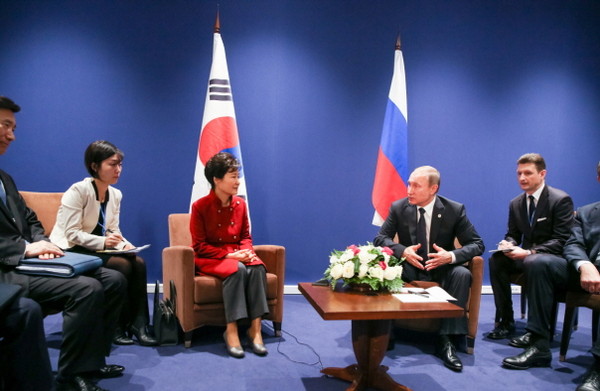박근혜 대통령이 30일 오후(현지시간) 파리 유엔 기후변화협약 당사국 총회(COP21) 양자회담장에서 블라디미르 푸틴 러시아 대통령과 정상회담을 하고 있다. ⓒ청와대 제공