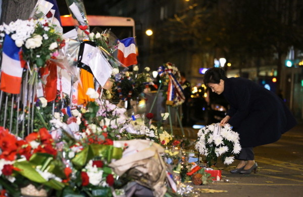 ▲ 박근혜 대통령이 30일 오후(현지시간) 파리 테러 참사 현장인 바타클랑 극장을 찾아 희생자를 위해 헌화하고 있다. ⓒ청와대 제공