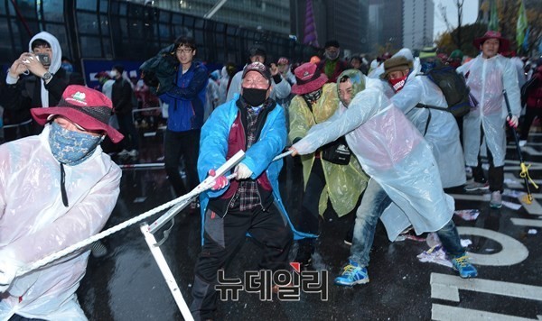 ▲ ▲ 지난달 14일 서울 광화문 광장에서 집회 참가자들이 경찰버스를 끌어당기는 폭력 시위를 벌이는 모습. ⓒ 뉴데일리 정상윤 기자