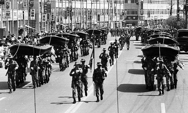 ▲ 1981년 당시 해병대가 훈련을 마치고 제주시에서 행진을 하고 있다. ⓒ 해병대