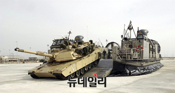 ▲ 미 해병대가 운용하는 M1A1 에이브럼스 전차와 미 해군 LCAC(공기부양 수송정). ⓒ 미 해군