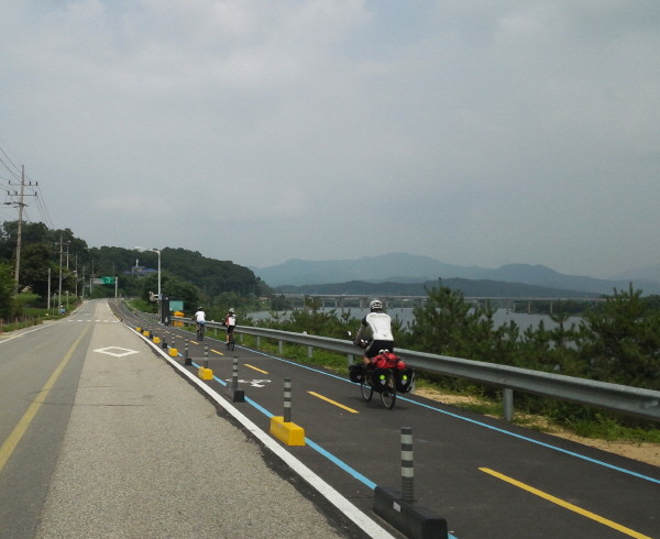 ▲ 말끔하게 정비된 '금가 자전거도로'사진제공=충주시