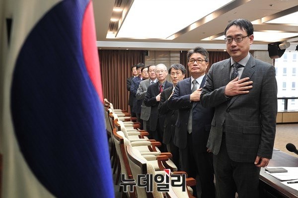 ▲ 서울 광화문 일대에서 폭력시위에 나선 시위대들이 경찰을 끌어내 폭력을 가하고 있다. ⓒ 뉴데일리 정상윤 기자