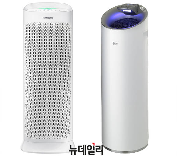 ▲ 삼성 블루스카이 AX7000 공기청정기(왼쪽)와 LG 퓨리케어 공기청정기(오른쪽) 모습. ⓒ삼성전자-LG전자