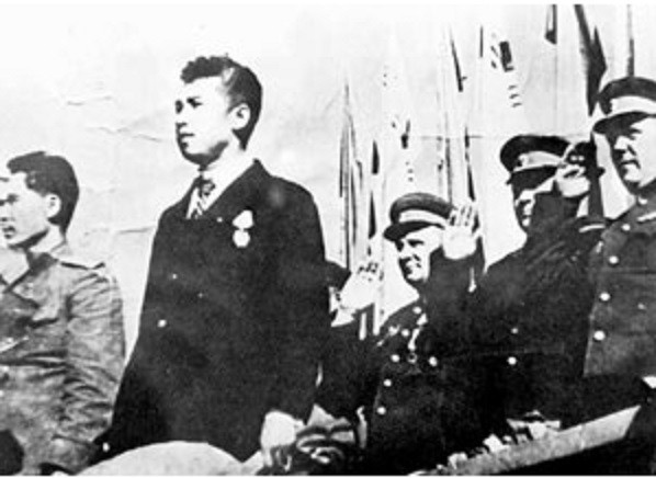 ▲ 소련 장교들과 함께 갑자기 나타난 김일성 (1945 평양)
