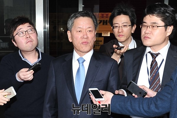 ▲ 새정치민주연합 주승용 최고위원이 2일 최고위원회의가 끝난 직후, 취재진과 문답을 통해 자신의 전당대회 소집안을 설명하고 있다. ⓒ뉴데일리 이종현 기자