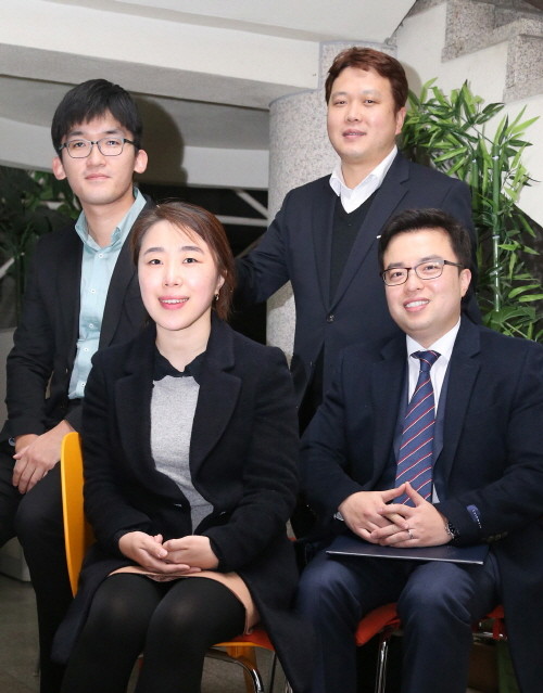 ▲ 기사작성 공모대회에서 최우수상을 받은 김민혜 주무관(앞줄 왼쪽)과 수상 직원들.사진제공=충주시