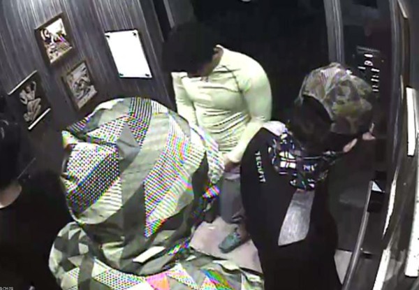 ▲ CCTV에 찍힌 남은 피해자 1명을 데리고 엘리베이터를 타고 내려오는 피의자들 모습ⓒ부산경찰청 제공