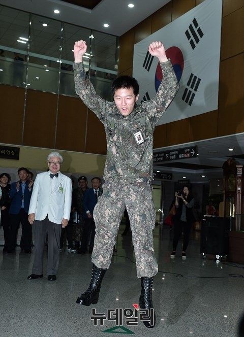 ▲ 전투복 차림의 김정원 하사는 2일 서울 강동구 중앙보훈병원에서 부축없이 두발로 퇴원했다.ⓒ뉴데일리 정상윤 기자