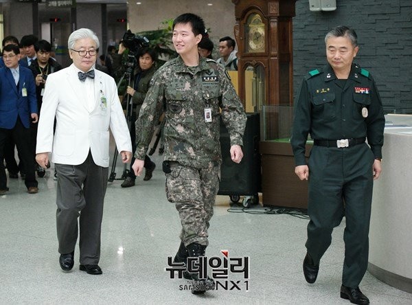 ▲ 전투복 차림의 김정원 하사는 2일 서울 강동구 중앙보훈병원에서 부축없이 두발로 퇴원했다.ⓒ뉴데일리 정재윤 기자