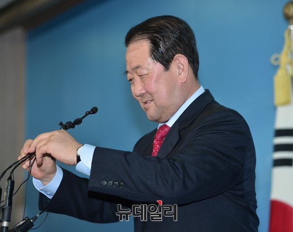 ▲ 중도개혁·민생실용 통합신당의 박주선 창당추진위원장은 시간이 넉넉치 않다면서 새정치연합 의원들의 조속한 탈당과 신당 합류를 권유했다. 사진은 지난 9월 22일 국회에서 탈당 기자회견을 하고 있는 박주선 의원의 모습. ⓒ뉴데일리 정상윤 기자