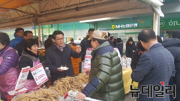 ▲ 영주시는 지난달 27일부터 29까지 사흘간 서울 서초구에 위치한 농협양재하나로클럽에서 사과, 인삼, 고구마, 마, 한과 등 지역 내 13개 업체 및 농가에서 생산한 농특산품 판매행사인 ‘영주장날’ 직거래장터를 운영했다. ⓒ영주시 제공