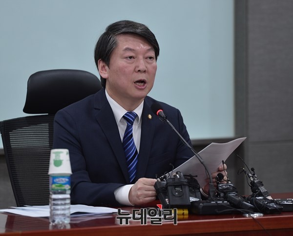 ▲ 새정치민주연합 안철수 전 대표가 의원회관에서 단호한 표정으로 기자회견을 하고 있다. ⓒ뉴데일리 정상윤 기자