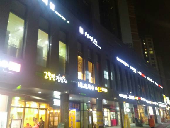 ▲ 강남 중대형상가 평균 보증금 5억5579만원으로 서울 평균 3억3560만원보다 2억원 이상 많은 것으로 나타났다. 사진은 서울 왕십리 텐즈힐상가 모습.ⓒ뉴데일리경제