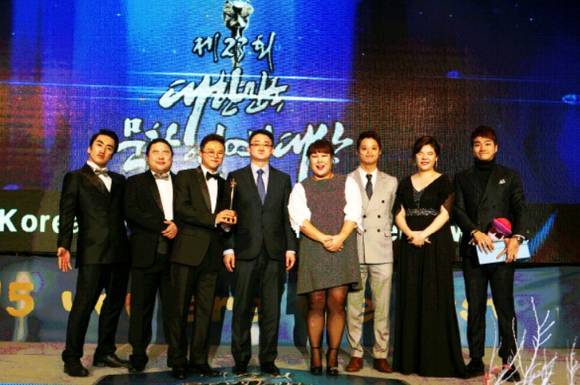 ▲ 김춘곤 교수가 개그대상을 받은 개그콘서트팀과 기념촬영을 하고 있다.