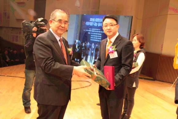 ▲ 한국국제연합봉사단이 주최하고 '2015 세종대왕나눔봉사대상 대회조직위원회'가 주관한 이날 시상식에서 김춘곤 교수는 국내외적인 활발한 봉사활동과 지역사회 발전에 기여한 공로를 인정받아 수상하게 됐다.