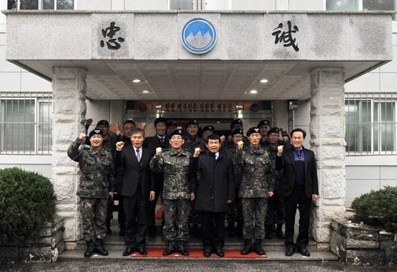 ▲ 김영섭 대한상의 경영기획본부장(앞줄 왼쪽 4번째)과 김혁수 백두산부대 사단장(앞줄 왼쪽 3번째)이 참석자들과 기념촬영을 하고 있다. ⓒ대한상의