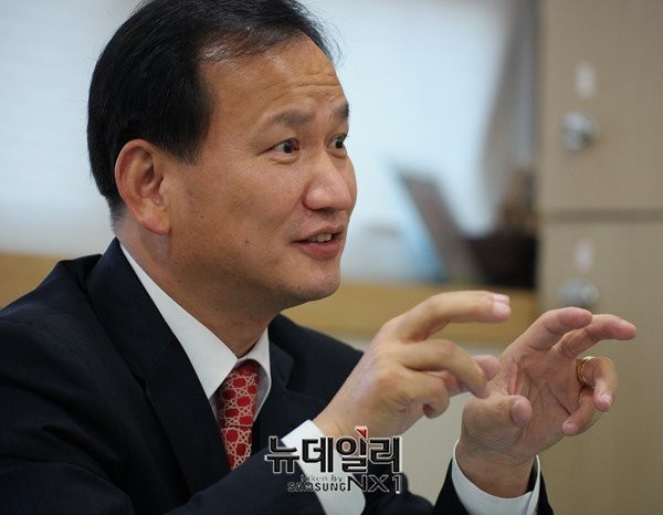 ▲ 윤춘모 당협위원장은 복지정책에 대해서는 정확한 소신을 밝혔지만 정치적 표 계산을 위해서 상대방 후보의 약점을 찾아내 꼬집는 네거티브는 지양하겠다고 했다. 이 전략은 새누리당 신상진 의원 (성남 중원)도 지난 4.29 재보궐 선거에서 채택한 바 있는 전략이다. 당시에도 그는 신상진 의원의 당선을 도왔다. ⓒ뉴데일리 정상윤 기자