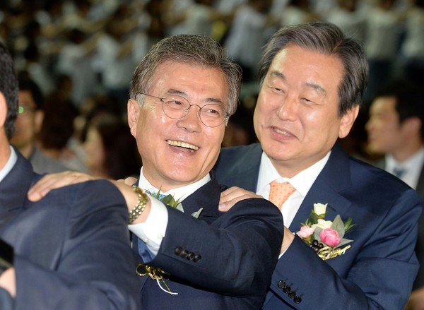 ▲ 활짝 웃고 있는 새누리당 김무성 대표와 새정치민주연합 문재인 대표. ⓒ뉴시스