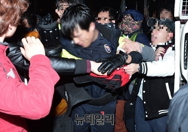 ▲ 서울 광화문 일대에서 폭력시위에 나선 시위대들이 경찰을 끌어내 폭력을 가하고 있다. ⓒ 뉴데일리 정상윤 기자