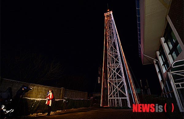 ▲ 2012년 12월 22일 정듬식 당시 김포 애기봉 등탑의 모습. ⓒ뉴시스. 무단전재 및 재배포 금지.