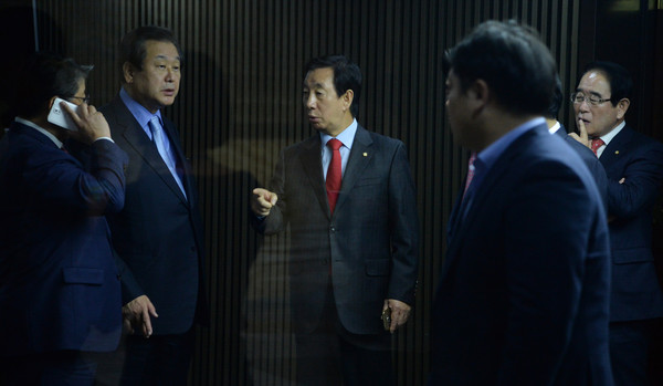 ▲ 김무성(왼쪽 두번째) 새누리당 대표와 원유철(왼쪽 네번째) 원내대표, 조원진(왼쪽) 원내수석부대표, 김성태(왼쪽 세번째) 예산결산특별위원회 간사, 박명재(오른쪽) 의원이 2일 오후 서울 여의도 국회 예결위회의장 앞에서 내년도 예산안 처리를 위한 본회의를 앞두고 열린 새누리당 긴급 의원총회에 앞서 대화하고 있다. ⓒ뉴시스