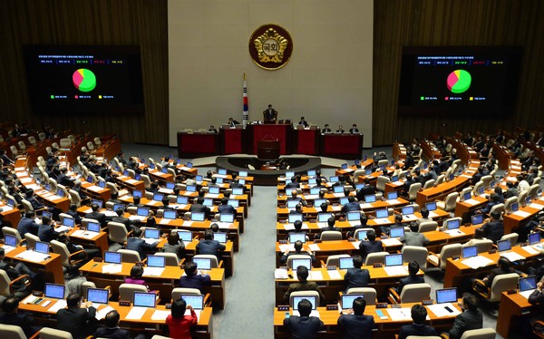 ▲ 김무성(왼쪽 두번째) 새누리당 대표와 원유철(왼쪽 네번째) 원내대표, 조원진(왼쪽) 원내수석부대표, 김성태(왼쪽 세번째) 예산결산특별위원회 간사, 박명재(오른쪽) 의원이 2일 오후 서울 여의도 국회 예결위회의장 앞에서 내년도 예산안 처리를 위한 본회의를 앞두고 열린 새누리당 긴급 의원총회에 앞서 대화하고 있다. ⓒ뉴시스