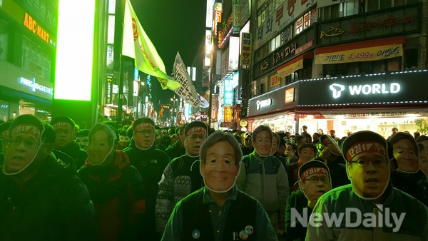 ▲ 지난 2일 민노총 2차 총파업 궐기에서 한상균 민노총 위원장과 백남기 농민 가면을 쓴 집회참가자들이 거리행진을 시작하고 있다.ⓒ뉴데일리