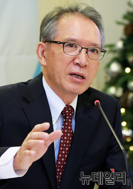 ▲ 김형오 전 국회의장이 3일 대구 수성호텔에서 열린 아시아포럼21 초청토론회에 참석, 한국 정당개혁과 TK와 PK간의 협업 문제 등 정치현안에 대한 자신의 입장을 소상히 밝히고 있다.ⓒ뉴데일리