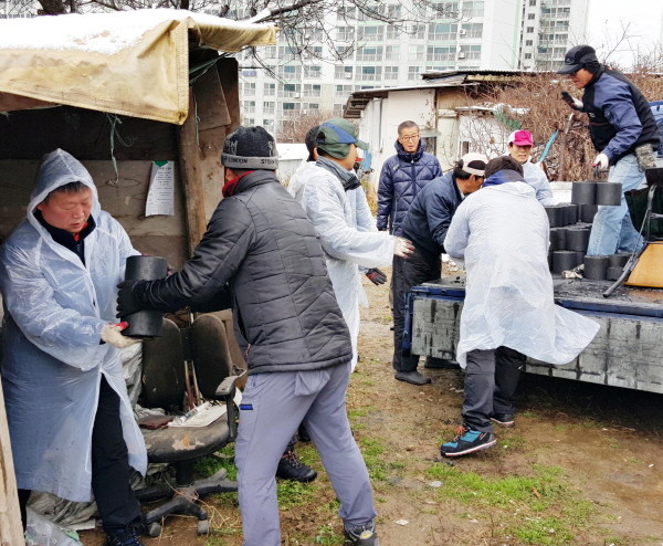 ▲ 대청협의회 회원들이 연탄을 나르고 있다.사진제공=충주시