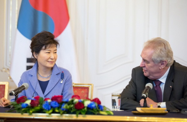 ▲ 박근혜 대통령과 밀로시 제만 체코 대통령이 2일 오후(현지시간) 체코 프라하성에서 공동기자회견을 하고 있다. ⓒ청와대 제공