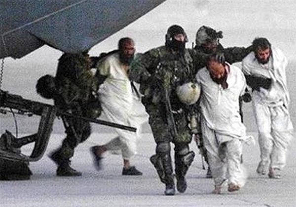 ▲ 2002년 초 아프가니스탄 전쟁 당시 탈레반 조직원을 검거해 후송하는 캐나다 특수부대 JTF-2 대원들. JTF-2도 TF K-bar의 일원으로 작전에 참여했다. ⓒ군사전문 블로그 '토킹 프라우드' 화면 캡쳐.