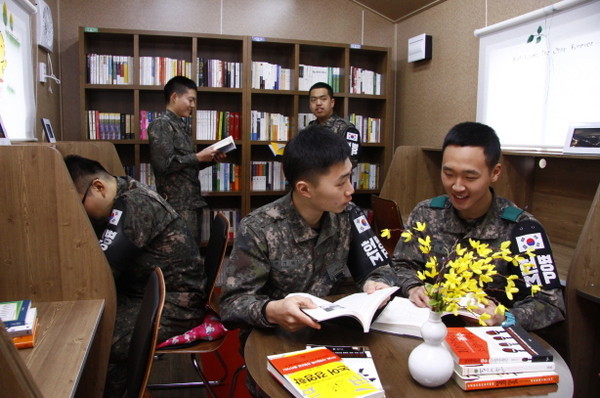 ▲ 도서관에서 이야기를 나누고 있는 사병들 모습ⓒ뉴데일리DB