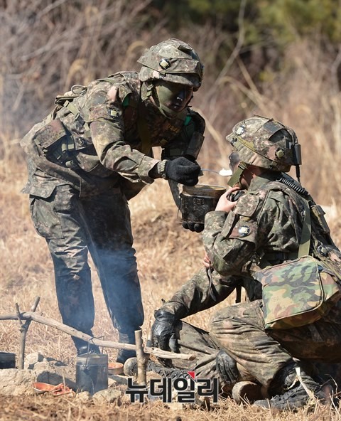 ▲ 야전취사, 소대원 밥 먹여주는 소대장 모습ⓒ뉴데일리 정상윤 기자