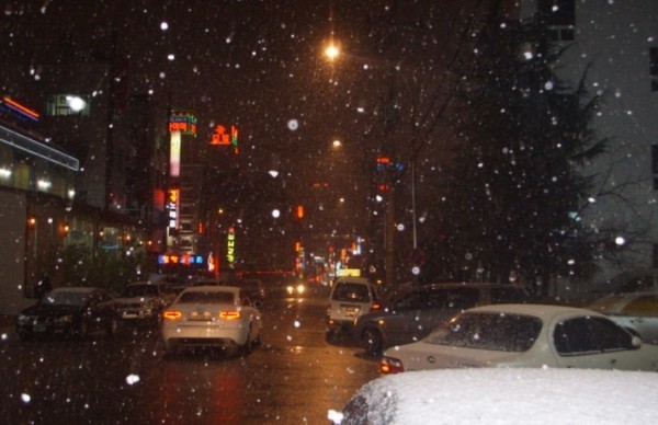 ▲ 충북도내 각 시ㆍ군에 대설주의보가 발효 중인 가운데 내일까지 최고 10cm의 눈이 더 내릴 것으로 보인다ⓒ뉴데일리