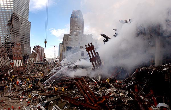 ▲ 9.11 테러로 무너진 세계무역센터. ⓒ위키피디아 공개사진-美해군