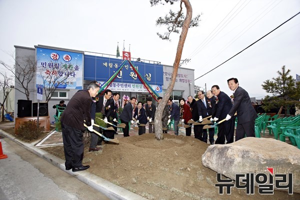 ▲ 상주시는 지난 2일 지역 기관단체장을 비롯한 주민 500여 명이 참석한 가운데 계림동주민센터 민원실 준공식을 가졌다. ⓒ상주시 제공