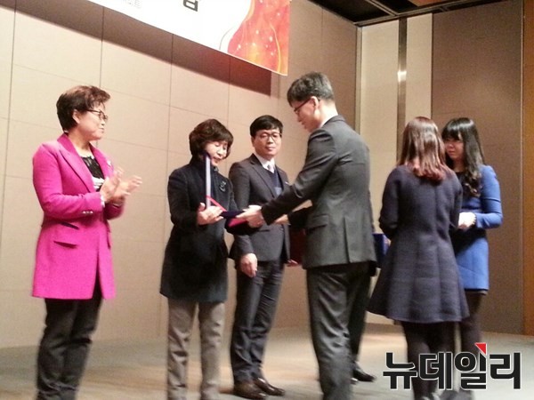 ▲ 포항시는 3일 제주 해비치리조트에서 열린 ‘2015년 어린이집 지도, 점검담당 공무원 워크숍’에서 어린이집 부모모니터링단사업 운영 실적 우수기관으로 선정돼 보건복지부장관 기관표창을 수상했다. ⓒ포항시 제공