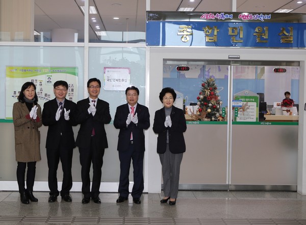 ▲ 대전시가 3일 대전시청 2층에서 ‘정부 3.0 국민행복민원실 현판식’을가졌다(왼쪽부터 서정아 행정자치부 민원제도과장, 장수완 행정자치부 공공서비스정책관, 심정섭 행정자치부 창조정부조직실장, 권선택 대전시장, 명영호 대전시 시민봉사과장)ⓒ뉴데일리