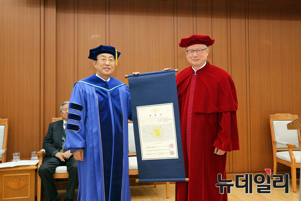 ▲ 김관용 지사(왼쪽)이 계명대에서 명예박사 학위를 수여받았다. 오른쪽은 신일희 계명대 총장.ⓒ계명대 제공