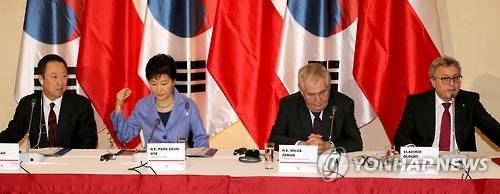 ▲ 블라디미르 체코 상의회장(맨 오른쪽)이 2일 프라하성 대통령궁에서 열린 '한-체코 비즈니스포럼'에서 개회사를 하고 있다. 왼쪽부터 박용만 대한상의 회장, 박근혜 대통령, 밀로시 제만 대통령, 블라디미르 드로우히 체코 상업회의소 회장. ⓒ연합