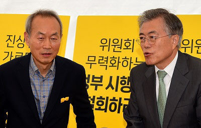 ▲ 지난 4월 광화문 광장에서 농성 중인 이석태 세월호 특조위 위원장(사진 왼쪽). 문재인 새정치민주연합 대표가 농성 천막을 찾아와 이 위원장을 만나고 있다. ⓒ 조선닷컴