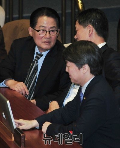 ▲ 새정치민주연합 박지원 전 원내대표와 주승용 최고위원, 안철수 전 대표가 지난 2일 예산안 의결을 위해 모인 국회 본회의장에서 무언가 심각한 대화를 나누고 있다. ⓒ뉴데일리 이종현 기자