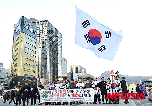 ▲ 월드피스자유연합 회원들이 지난달 27일 오후 서울 광화문광장에서 19대 국회의 테러방지법 제정을 강력히 촉구하는 기자회견을 실시하고 있다.  ⓒ 뉴시스